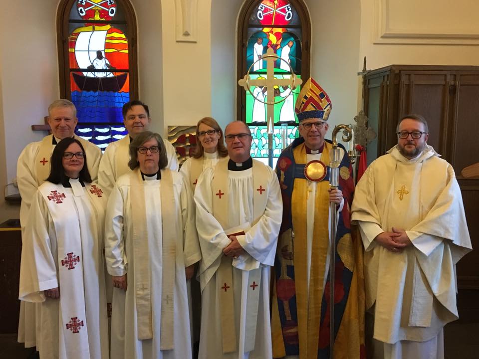 Från den 1 januari 2017 finns sex kontraktsprostar i Linköpings stift. På nyårsdagen samlades de i Linköping. Främre raden: Catharina Helmersson (Domkyrkokontraktet), Karin Björk (Kustbygdens kontrakt), Carl Magnus Alstermark (Smålandsbygdens kontrakt), biskop Martin Modéus, domprost Peter Lundborg. Bakre raden: Fredrik Lennman (Vätterbygdens kontrakt), Thomas Wärfman (Norrköpings kontrakt), Maria Åkerström (Östgötabygdens kontrakt).