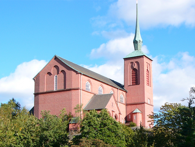Bild av kyrkan bakifrån  från utsida