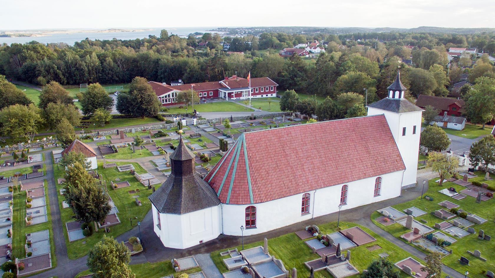 Onsala kyrka med omnejd