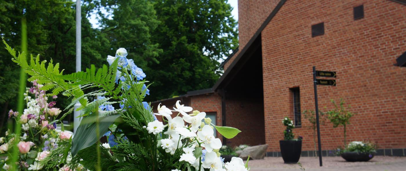 Blommor och Heliga korsets kapell.