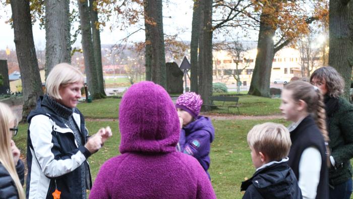 Skolbarnsgrupp på kyrkogårdsvandring