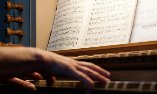 Trollhättans församlingar har ett rikt musikliv. Oavsett om du är barn eller vuxen, man eller kvinna, intresserad av gospel eller klassiska körverk, har sångvana eller är nybörjare kan du hitta en kör som passar just dig.