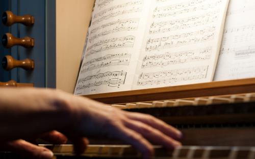 händer som spelar på orgel