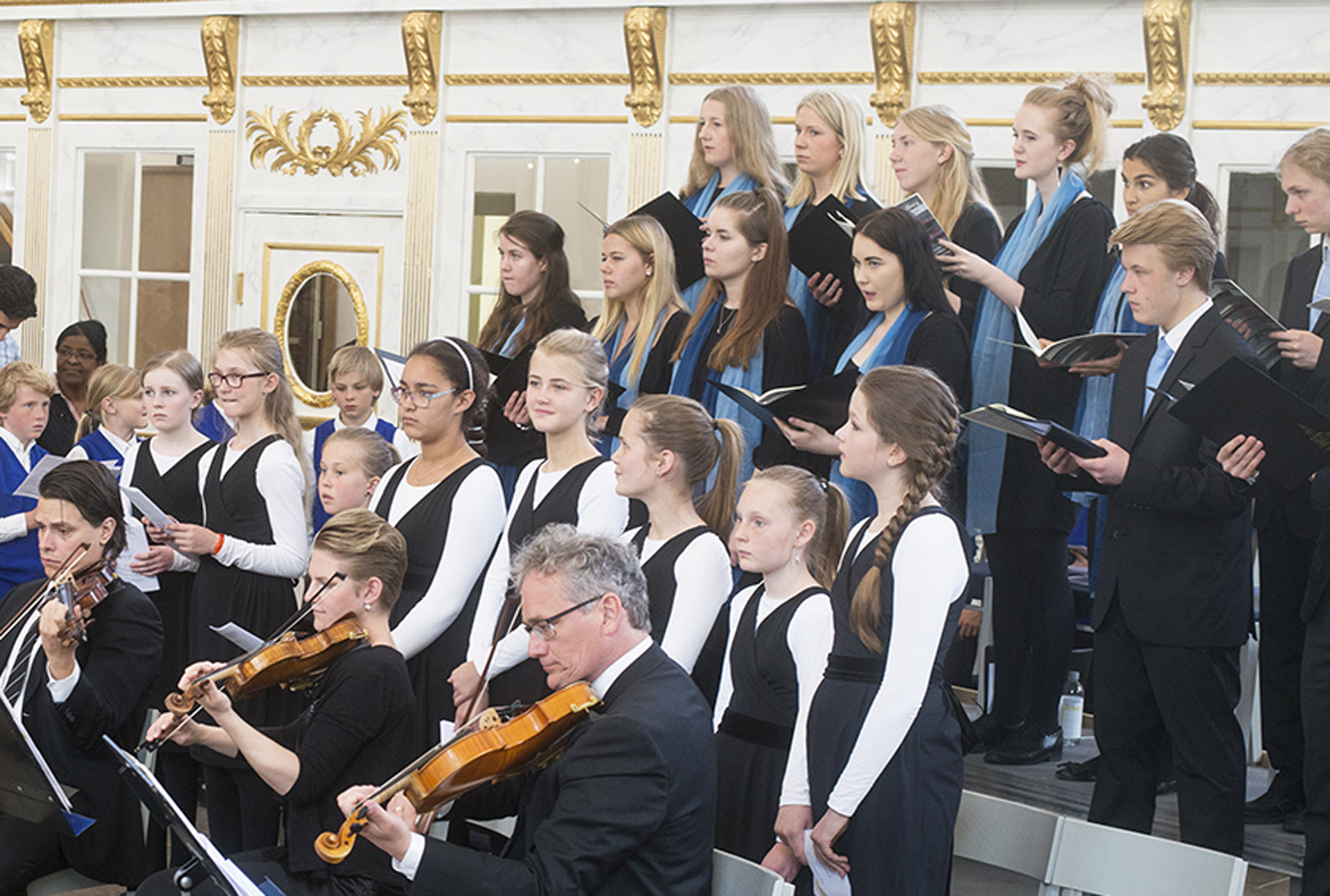 Domkyrkans goss- och flickkörer tar ton