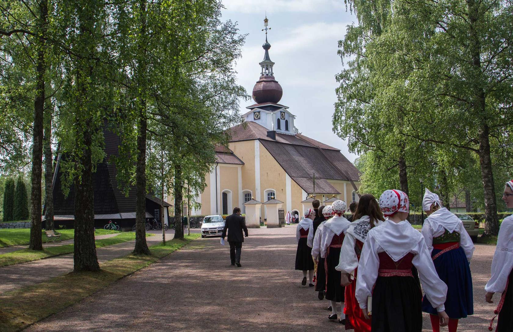 Konfirmander på väg till kyrkan