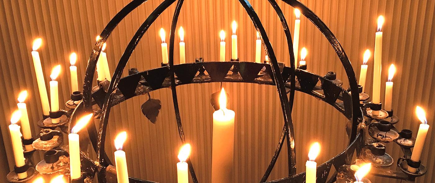 En ljusbärare med tända ljus i Tidaholms kyrka.