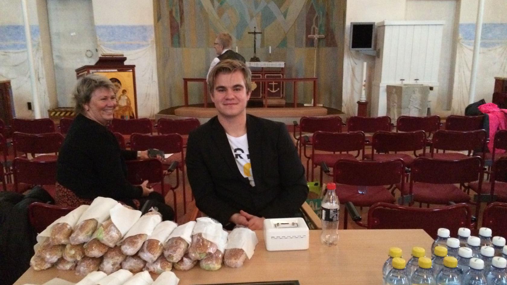 Jonathan Grenholm och Annika Nordin säljer lunchbaguetter i Överluleå kyrka.