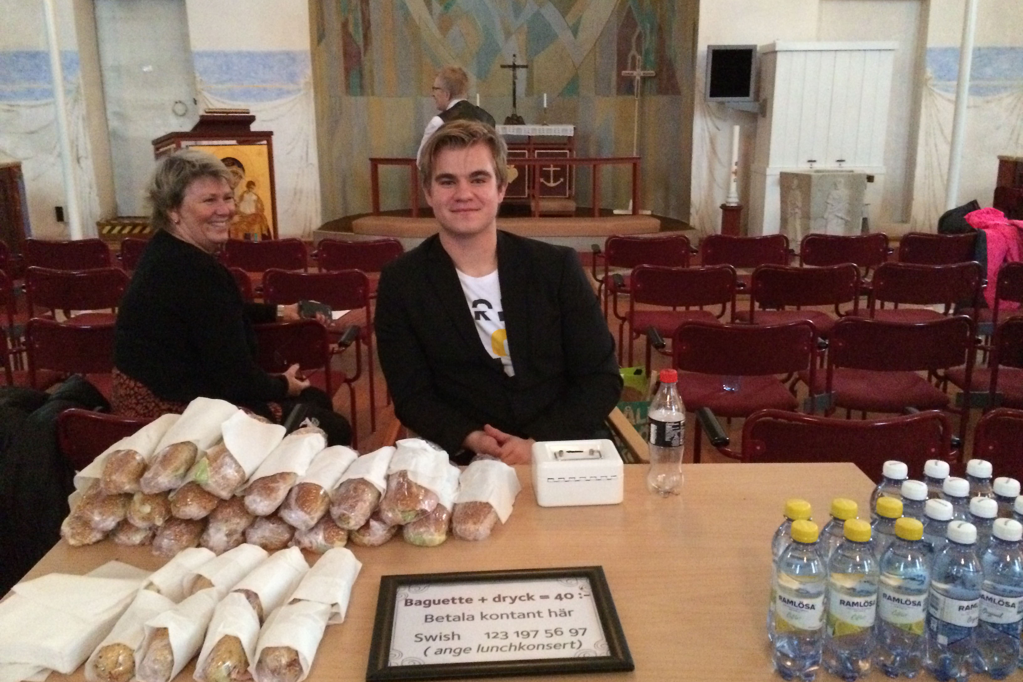 Jonathan Grenholm och Annika Nordin säljer lunchbaguetter i Överluleå kyrka.