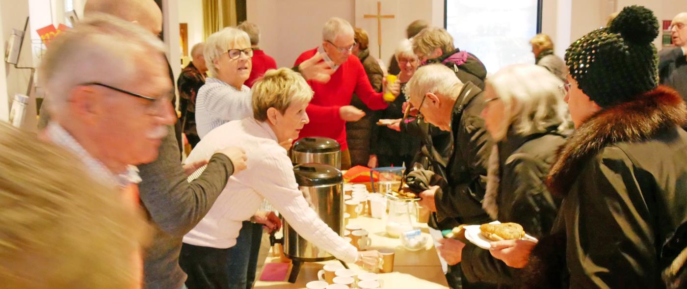 Varje fredag vid lunch fylls S:t Lars kyrka med 400 smörgåssugna människor som vill prata, dricka kaffe och lyssna på orgelmusik.
Då har "mackgänget" redan varit där i flera timmar och förberett så att allt ska fungera...