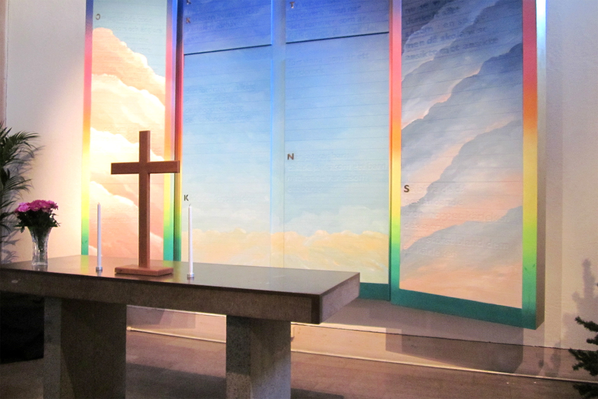 Närbild på altaret och altartavlan i Maria kyrka