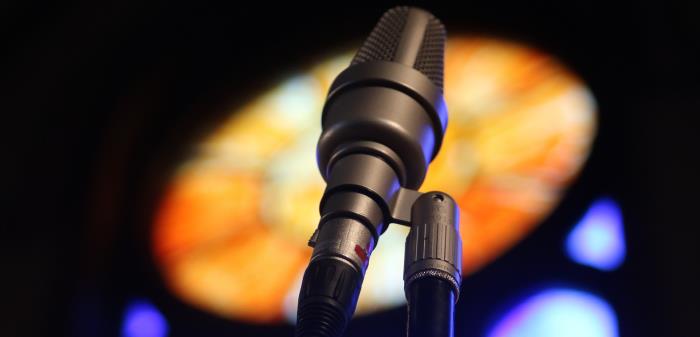 Både pop och psalmer ryms i musikserien Kyrkan unplugged, men låtarna förenas av sina starka texter som förmedlar både tröst, hopp och glädje. Och så framförs låtarna akustiskt – eller unplugged som musikerna säger.