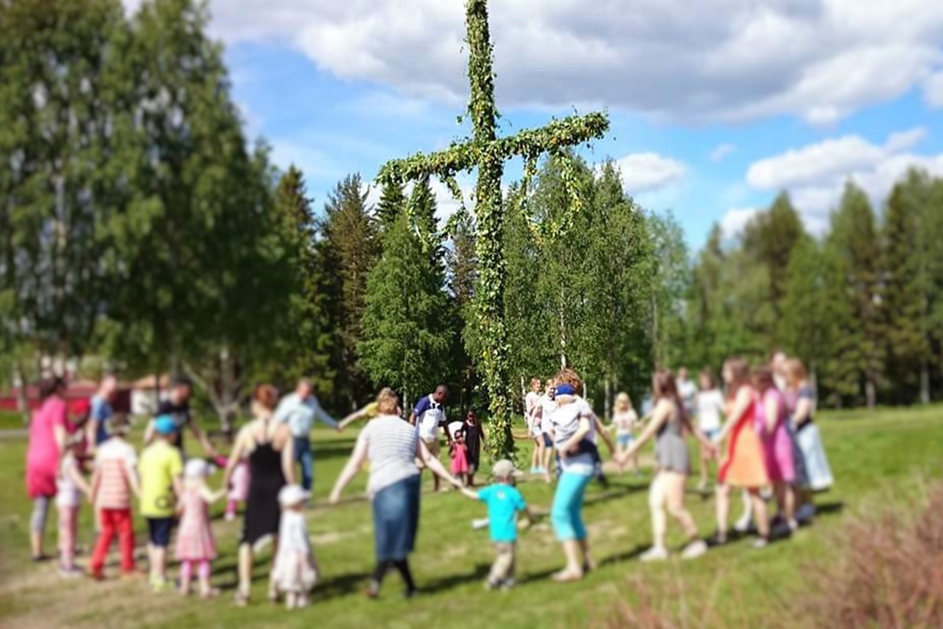 Dans kring midsommarstången i Mariakyrkan