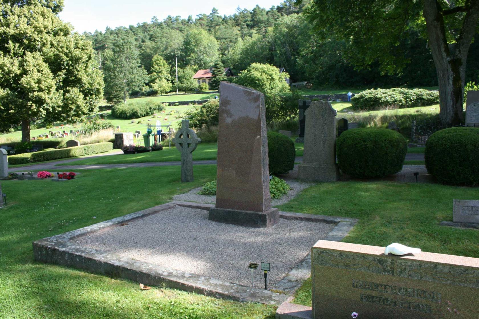 Nedslipad sten på Västra Tunhems kyrkogård