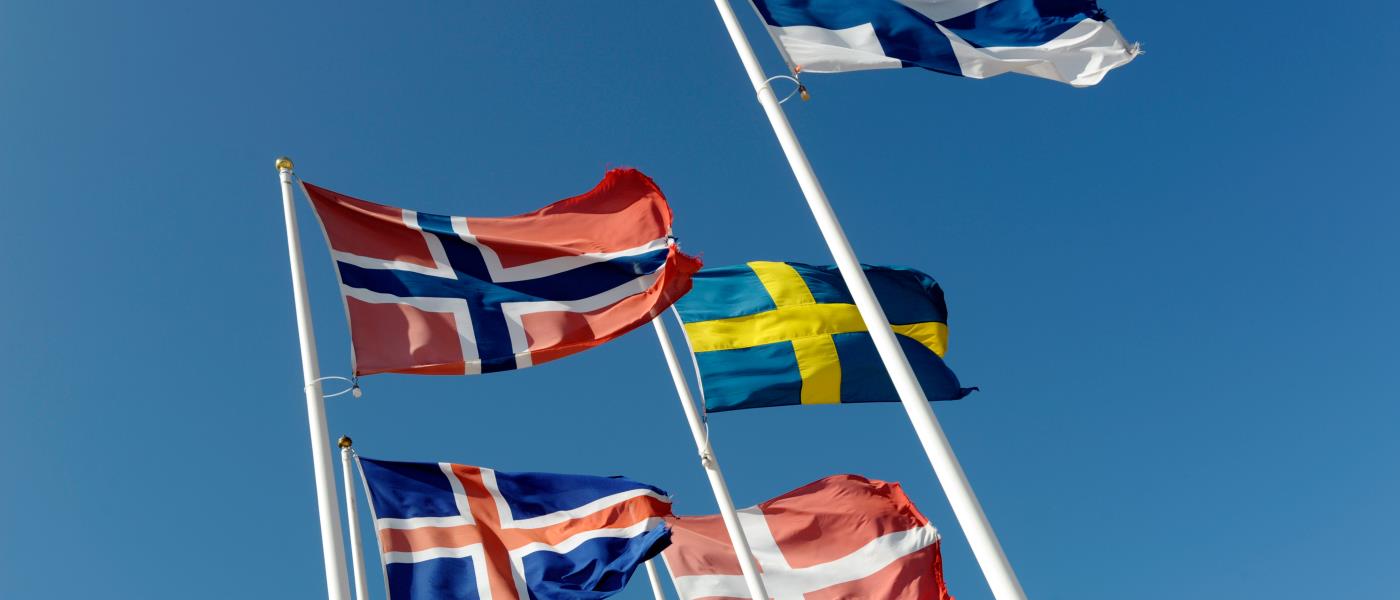 De nordiska flaggorna vajar  i vinden på sina flaggstänger