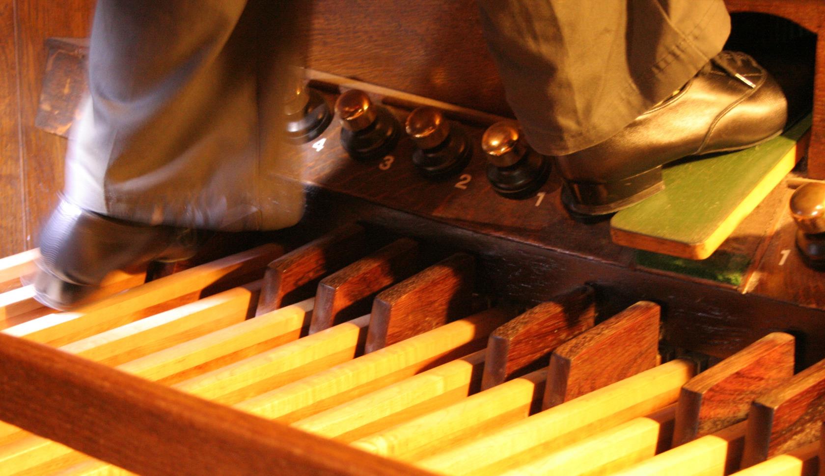 En kantor spelar på orgeln.