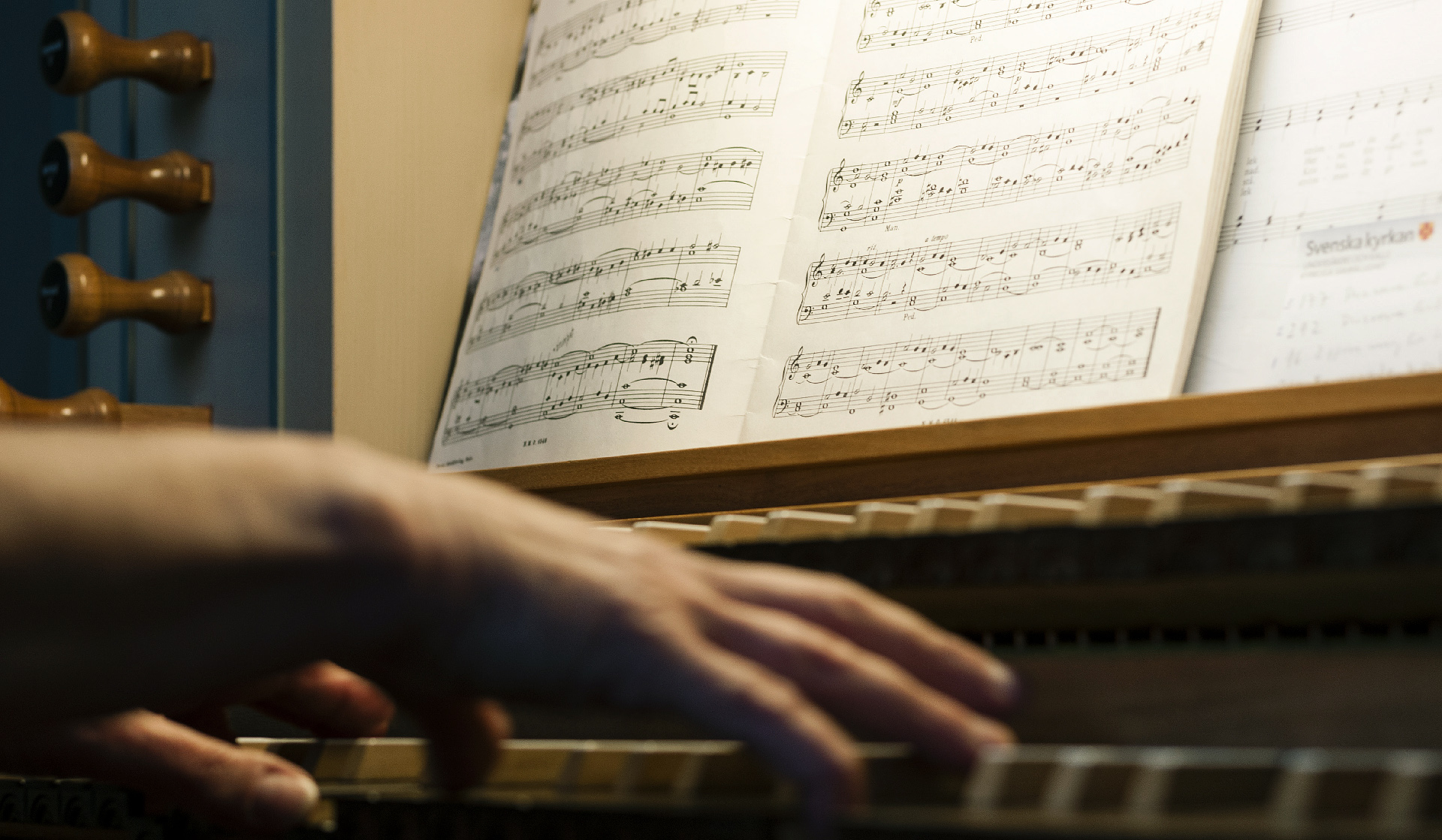 Organist, händer, noter