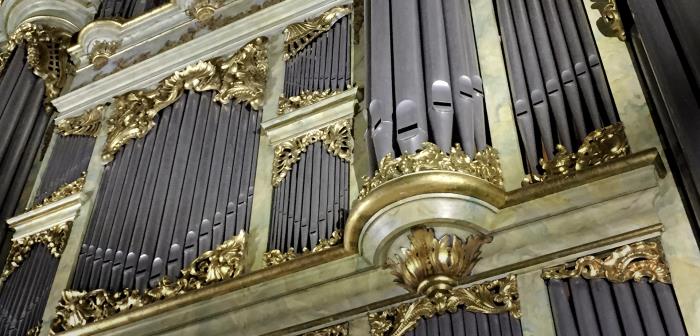 Lunchkonsert torsdagar, Orgelkonsert/afterwork fredagar i S:t Jacobs kyrka, lunchkonsert fredagar och Aftonmusik lördagar i S:ta Clara kyrka öppnar nu upp med max 50 sittande i publiken. Varmt välkommen!