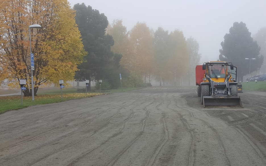Parkeringen vid Församlingsgården beläggs med stenmjöl.