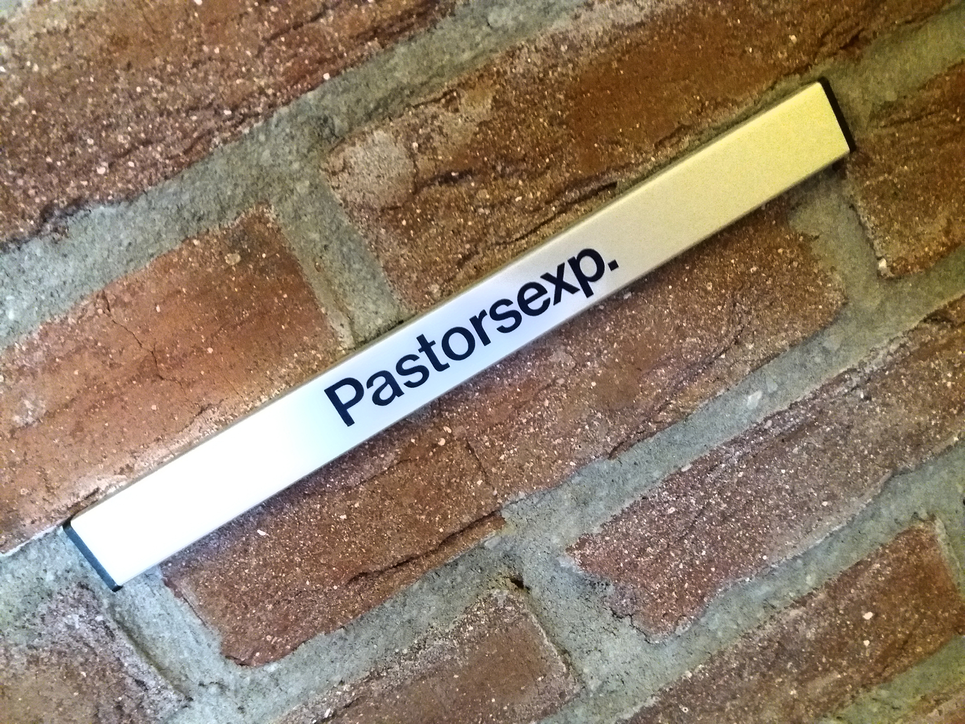 Skylt med ordet Pastorsexpedition.