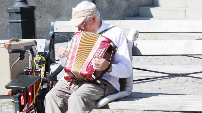 Pensionär hjälper en annan pensionär.