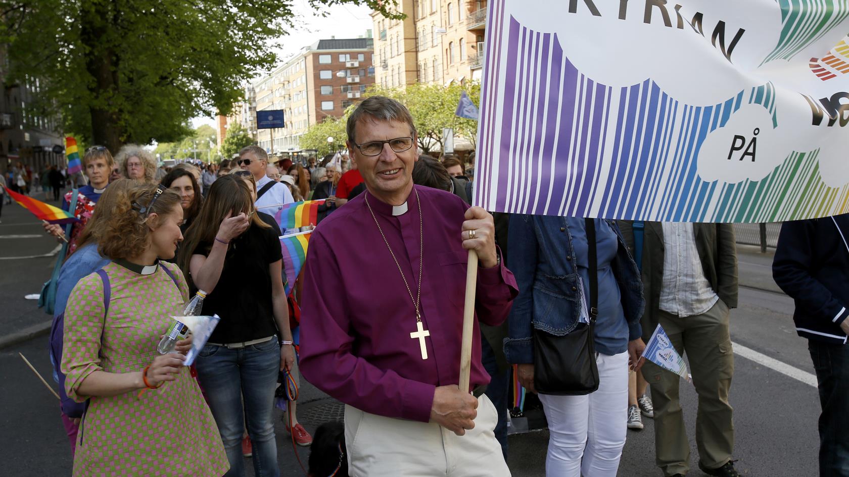 Biskop Per Eckerdal gick för första gången i Pride-parad i Göteborg 2013. På lördag är han en av deltagarna under Svenska kyrkans banderoll i Halmstad. 