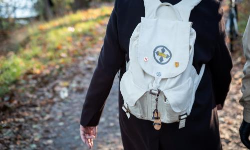 Följ med på pilgrimsvandring. Tillsammans vandrar vi genom det kulturrika
landskapet i Täby och du hjälper Act Svenska kyrkans arbete för fred, jämställdhet
och rättvisa. Den första 14/3 från Gribbylunds kapell och den andra 21 mars
från Täby kyrka.