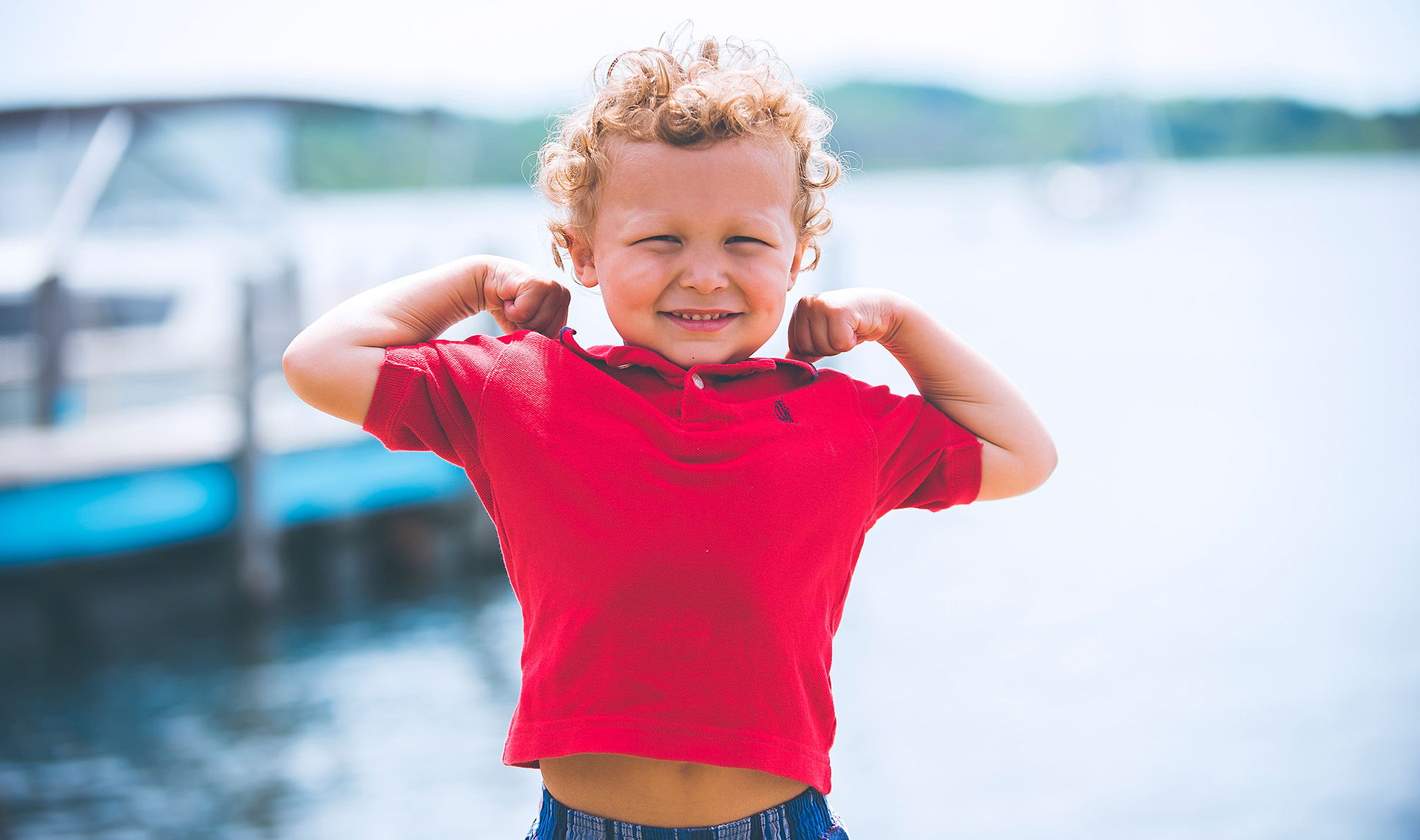 Pojke spänner musklerna