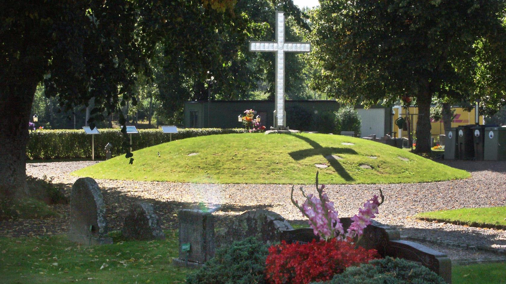 Rejmyre nya kyrkogård med korskullen i bakgrunden.
