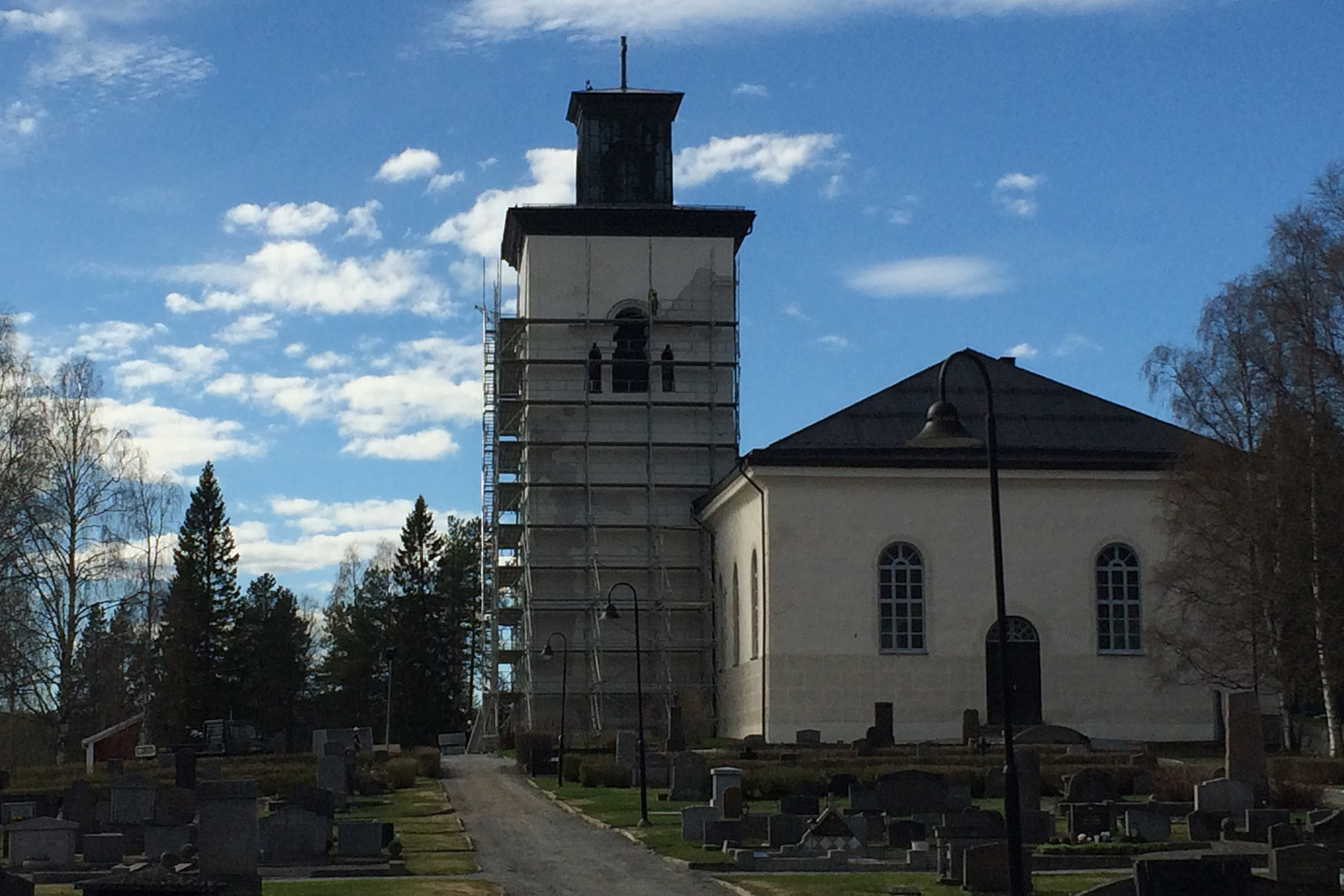 Byggställningarna har kommit upp runt Överluleå kyrka.