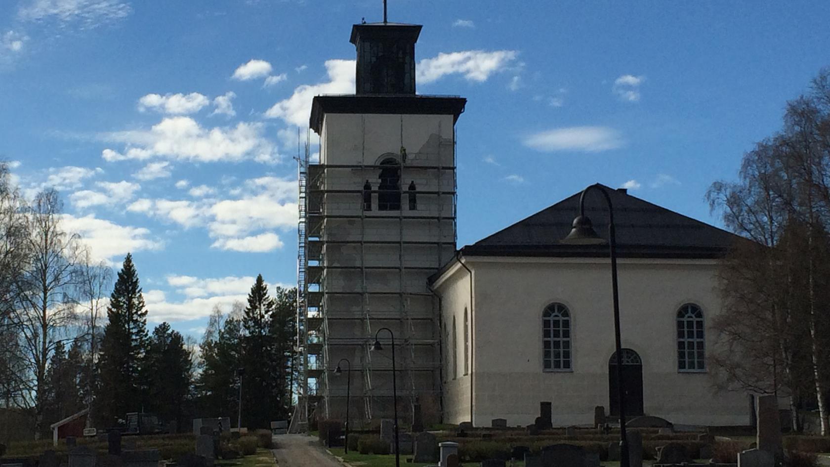Byggställningarna har kommit upp runt Överluleå kyrka.