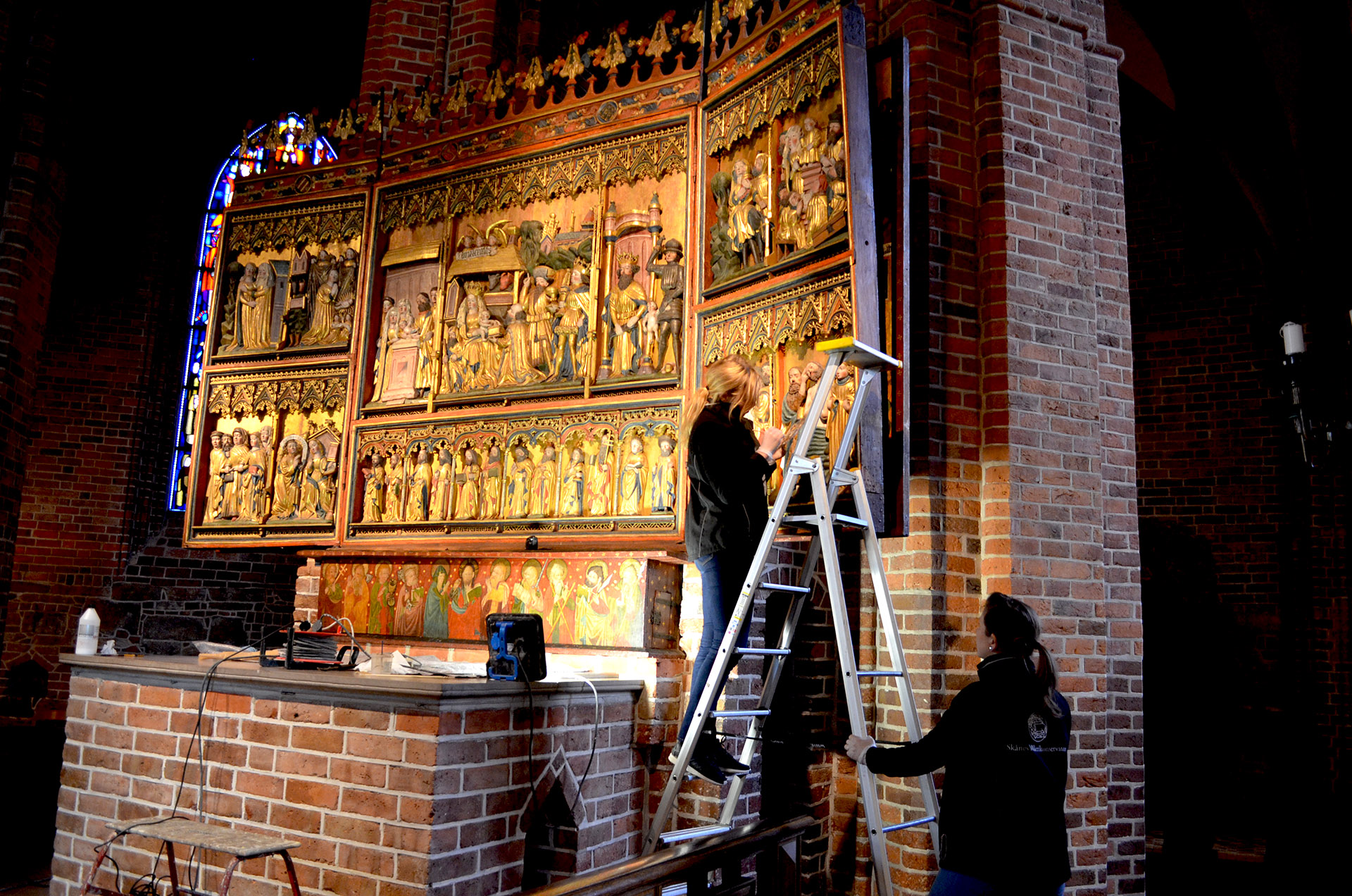 Mathilda Thorlund Brönmark står på stegen och gör några finjusteringar innan restaureringen är klar.