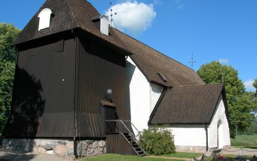 Säby kyrka byggdes mellan 1290 och 1310 vid stranden av Freden.