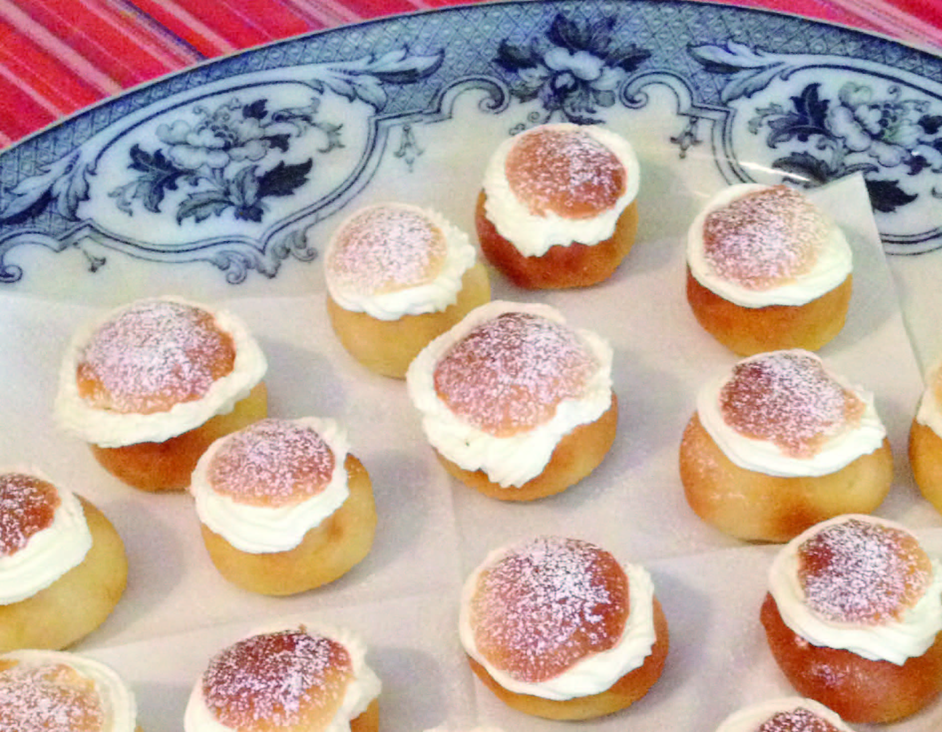 Små traditionella semlor på fat