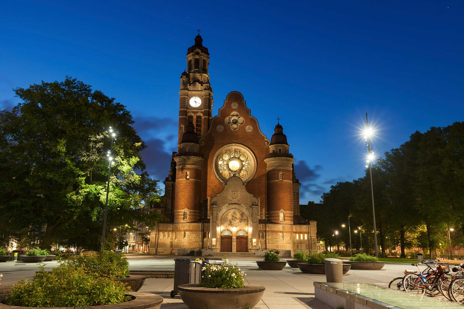 Kvällsbild av S:t Johannes kyrka i Malmö