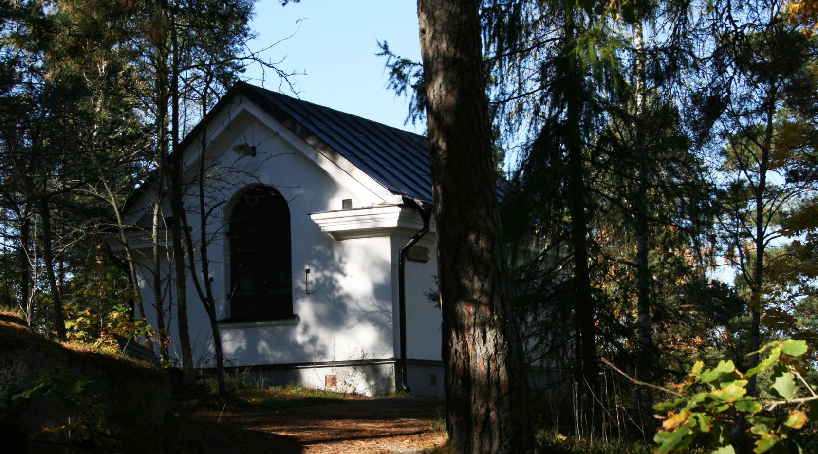 Skatzenkapellet ligger i sluttningen ovanför Skantzensjön