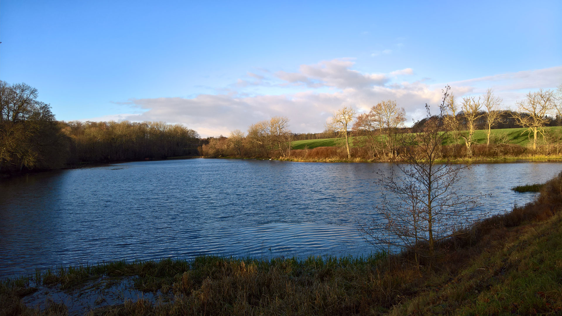 Dammen vid Smedstorps kyrka i höstskrud