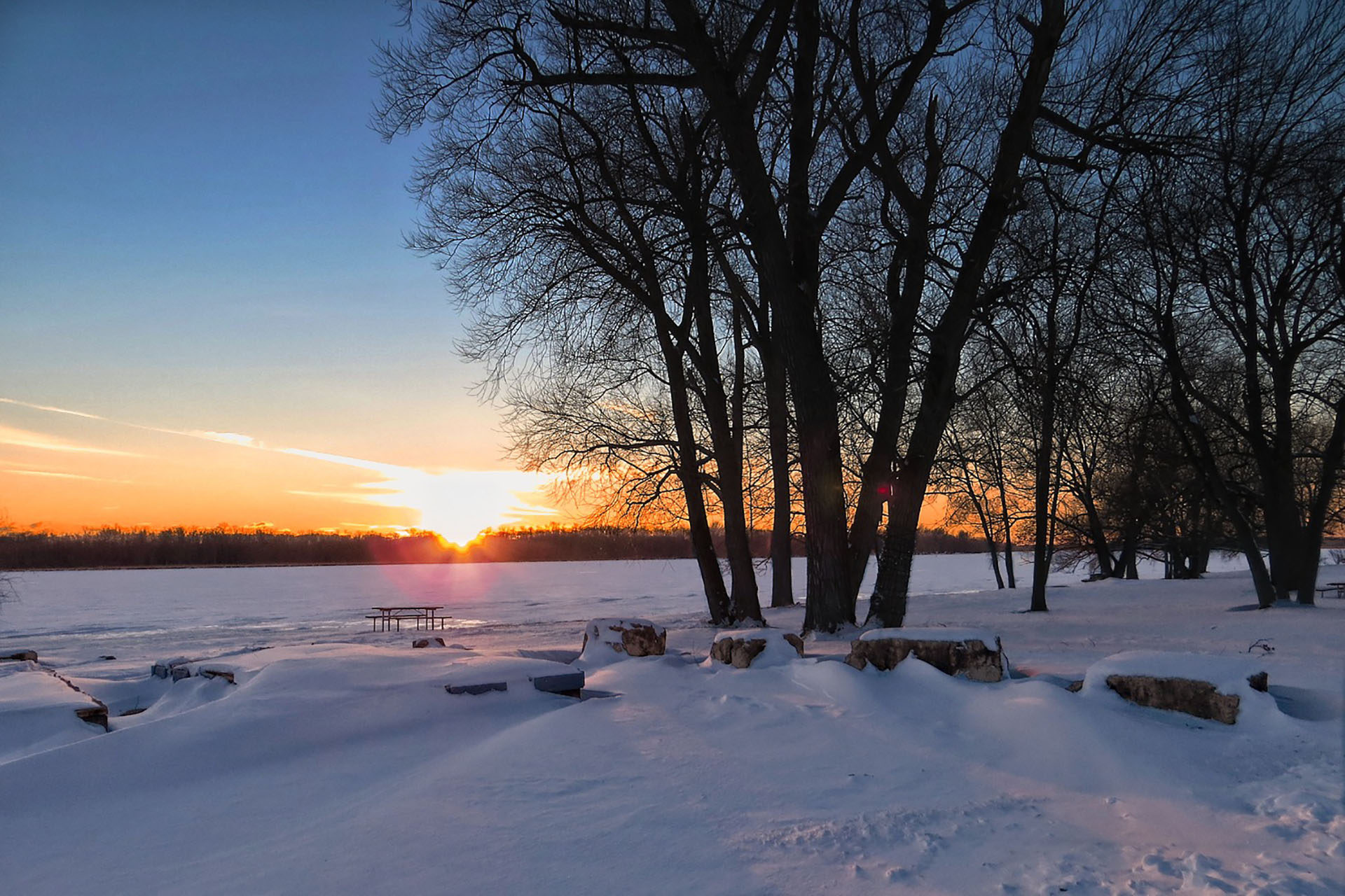 Solnedgång över vinterlandskap.
