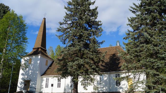Edefors kyrka på våren.