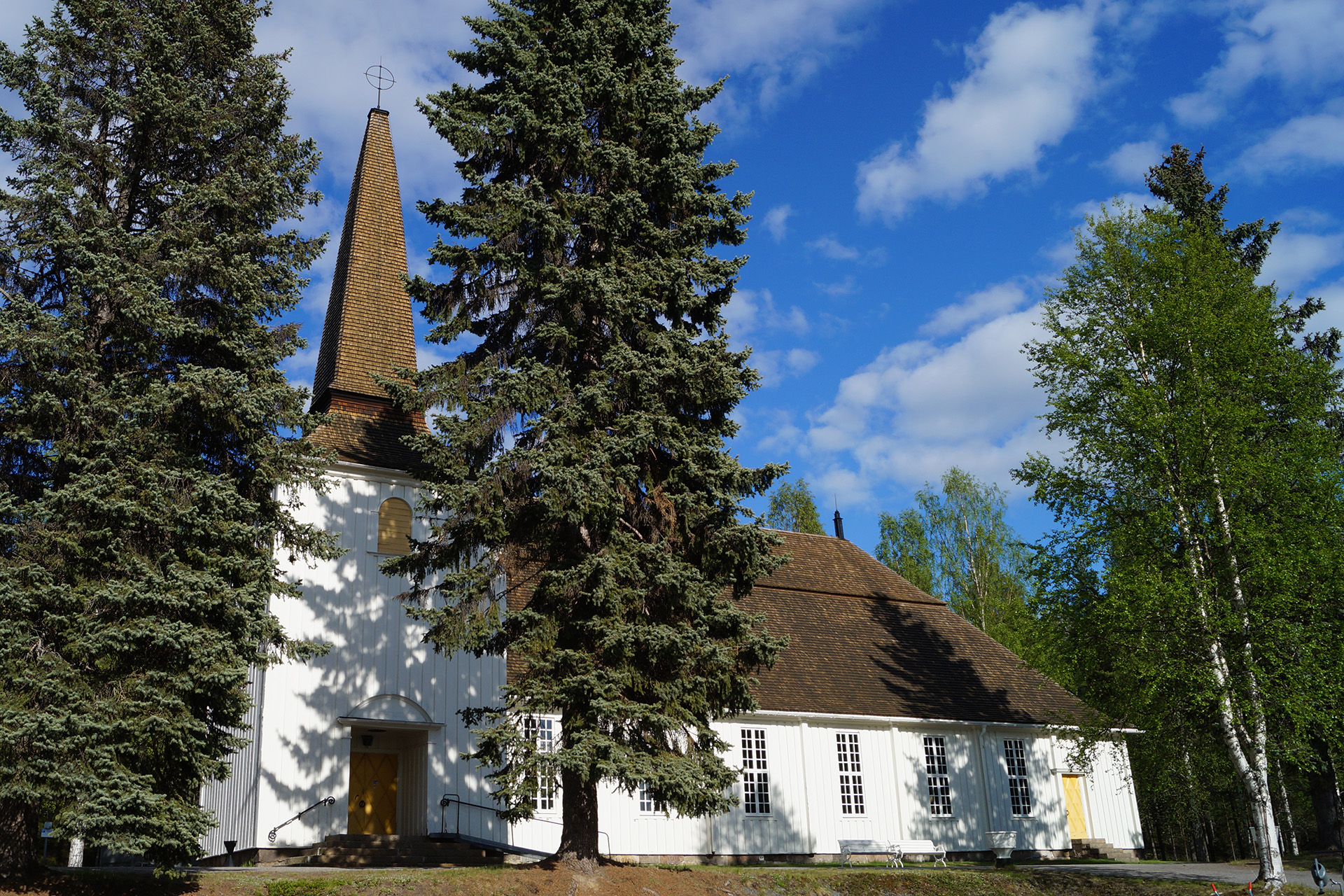 Edefors kyrka på våren.