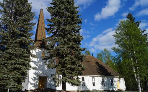 Edefors kyrka på våren.