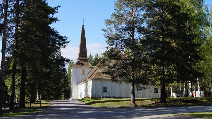 Edefors kyrka på våren.