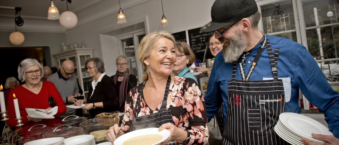 Att arbeta i Svenska kyrkan innebär att arbeta för något du tror på, och oftast arbete med människor på olika sätt. Bilden föreställer två personer som jobbar i Café Nikolai under en sopplunch.