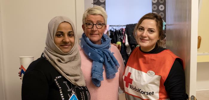 På Spenshult, tjugofem kilometer nordost om Halmstad, väntar 600 flyktingar på antingen uppehållstillstånd eller utvisning. Med samtalsstöd och social närvaro gör Svenska kyrkan livet på förläggningen mer uthärdligt.