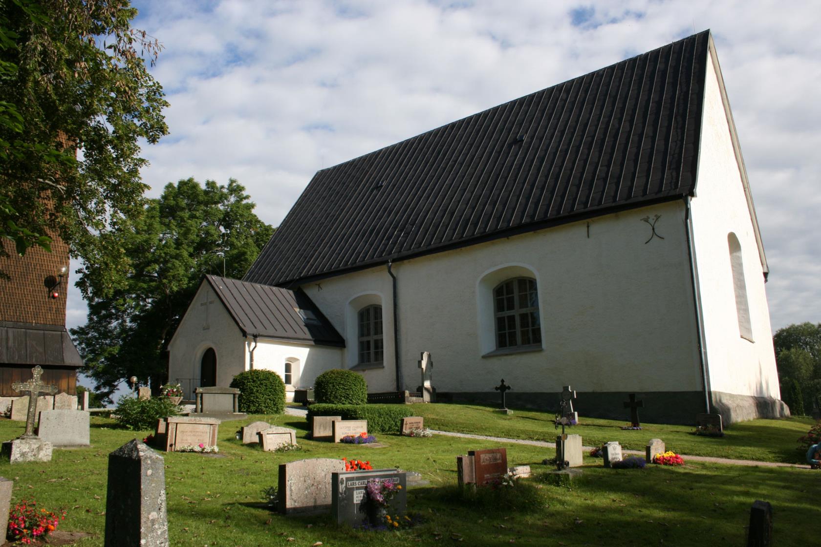 Svedvi kyrka är en rektangulär kyrka med spetsigt tak. Kyrkan är från sent 1200-tal.