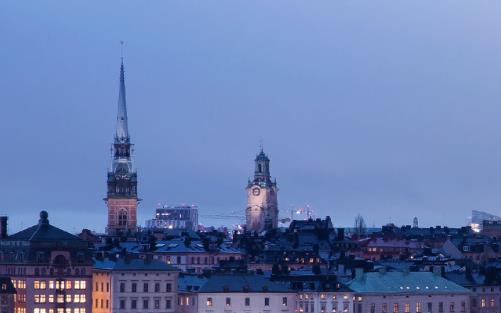 Vidvinkelbild över Stockholms innerstad i skymning.