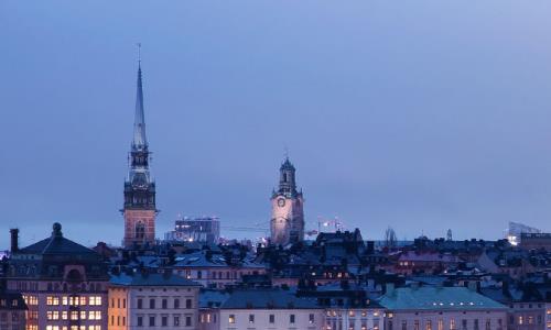 Vidvinkelbild över Stockholms innerstad i skymning.