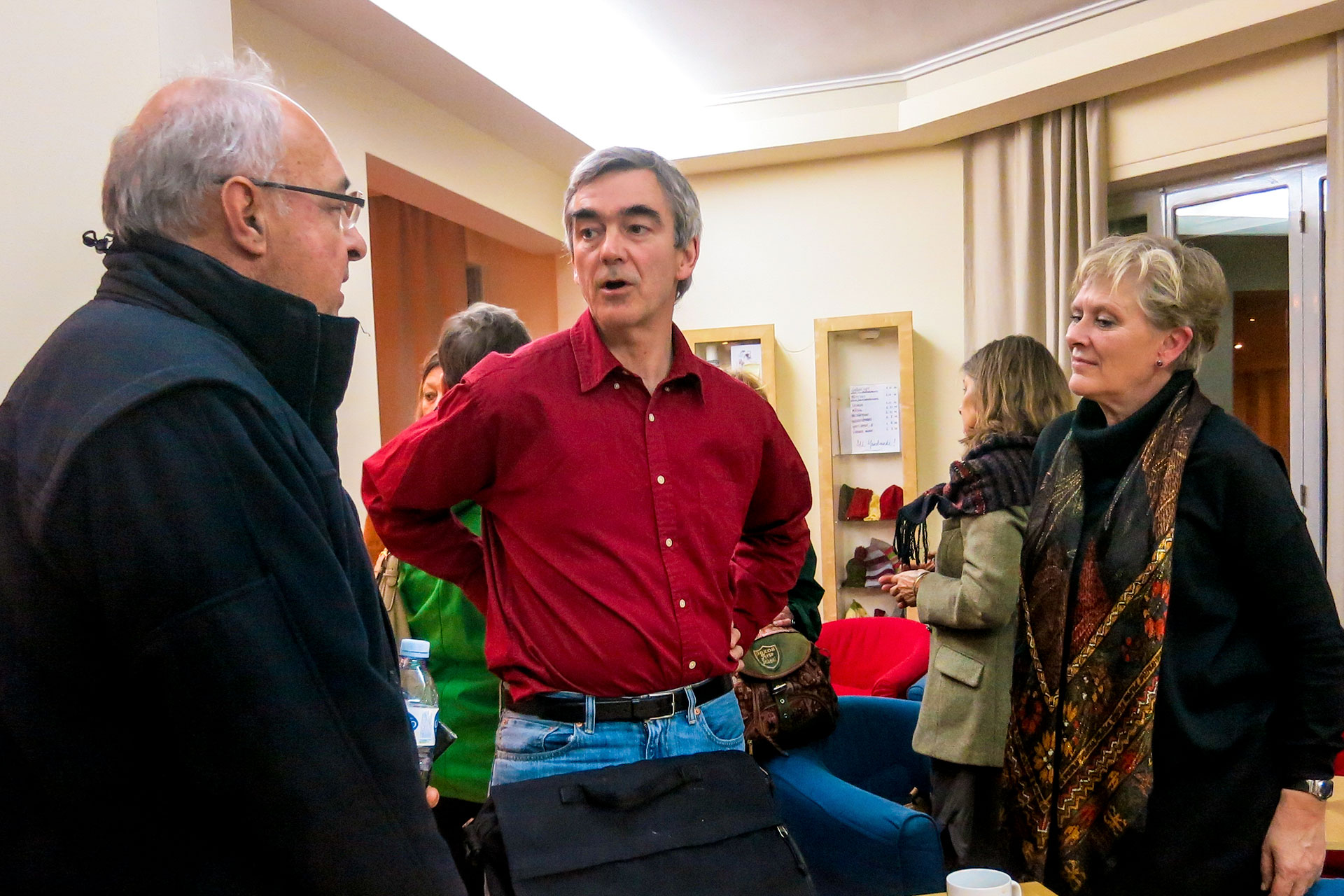 Författaren Jan Henrik Swahn samtalar med gästerna.