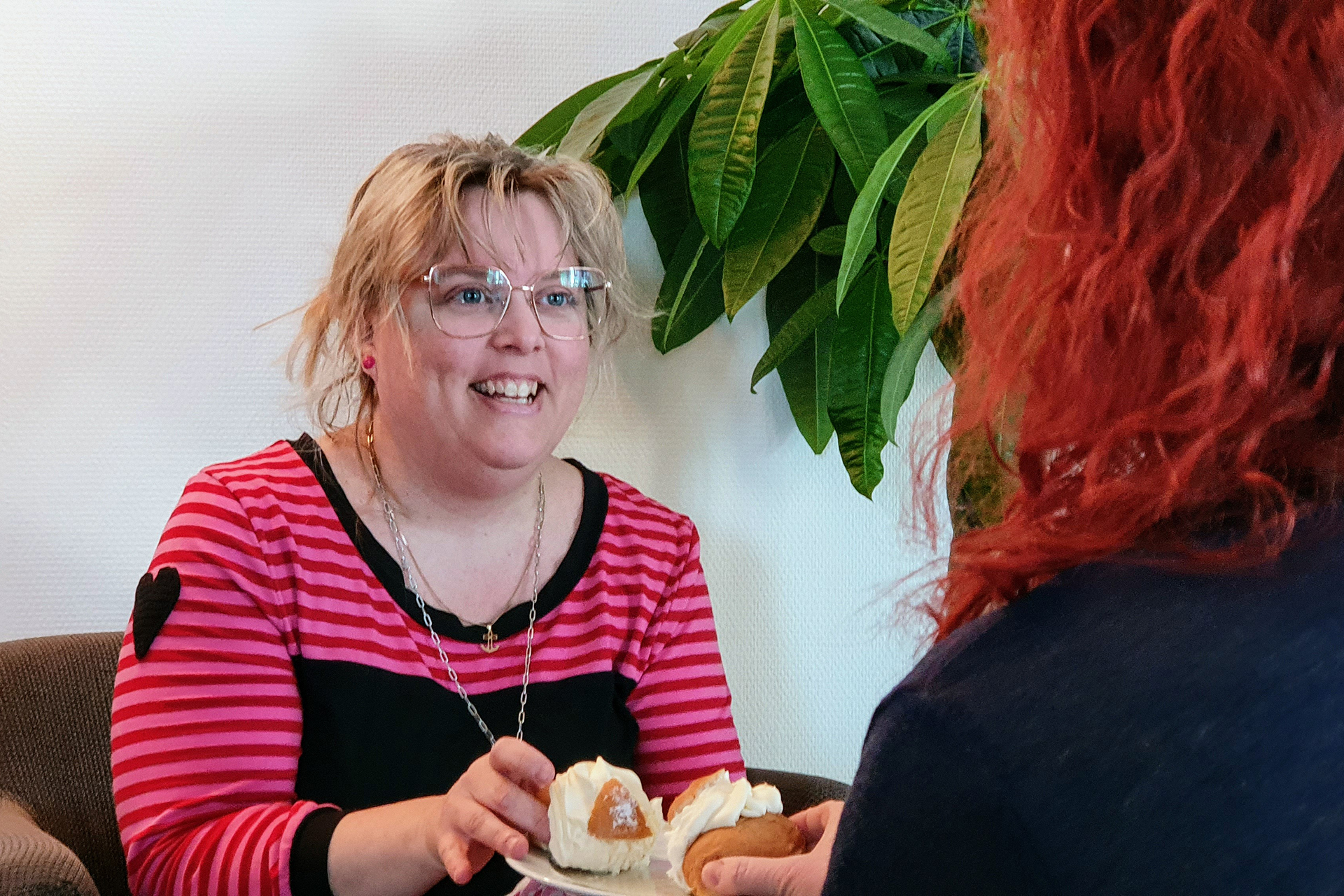 Annika Berglund delar en semla med en vän.