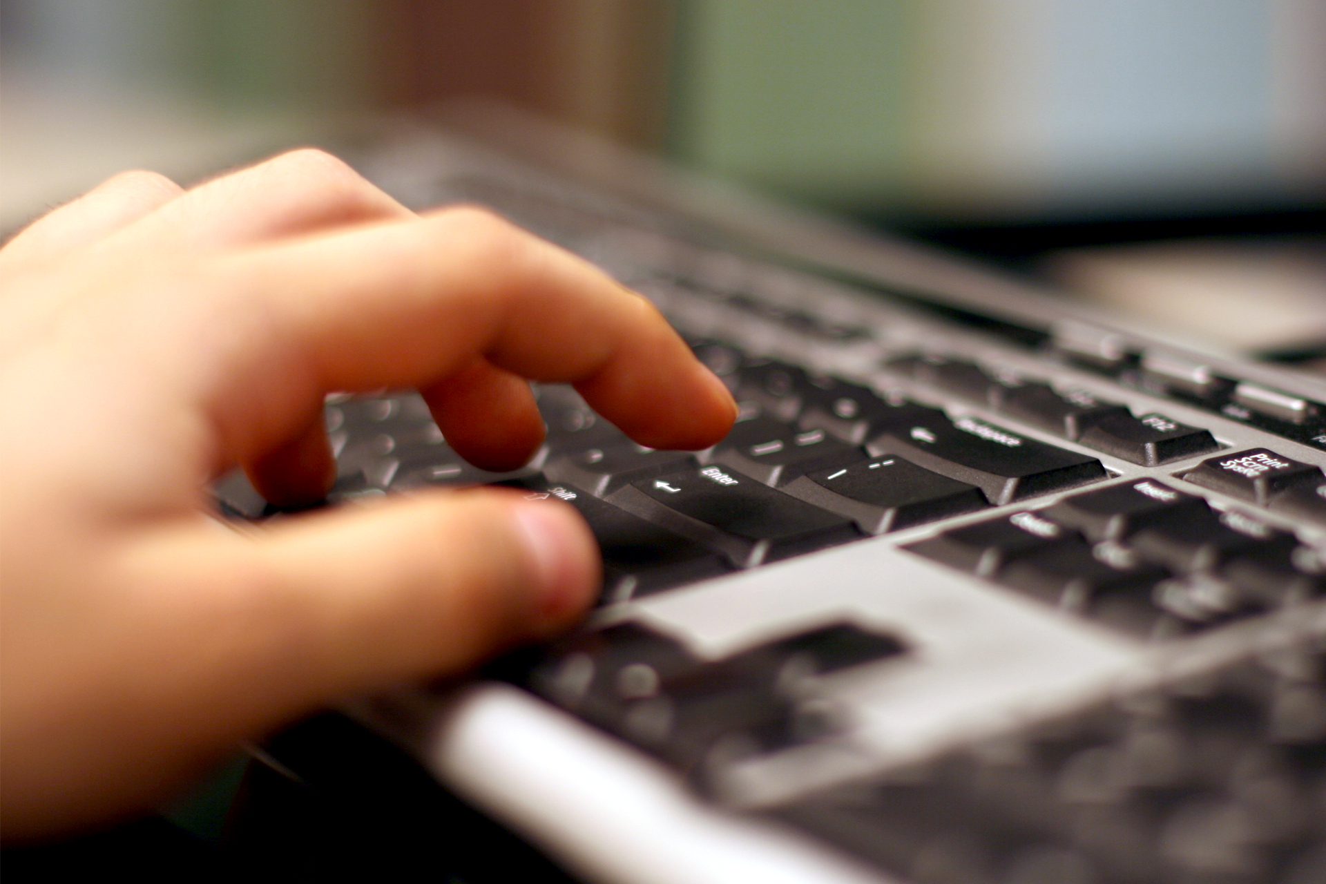 Hand på tangentbord