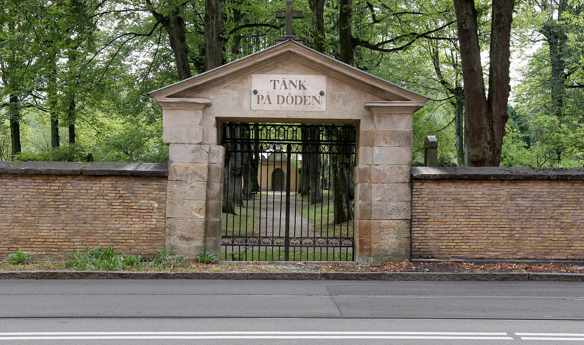 Gammal port till Stampens kyrkogård, Tänk på döden